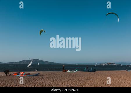 San Franciso, CA, USA-22. Juni 2017: Kitesurfen unter der Golden Gate Bridge. San Francisco, Kalifornien Stockfoto