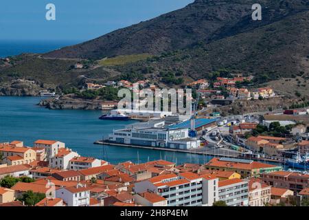 Luftaufnahme von Port Vendres Stadt mit seiner Kirche und Trawler am Dock, Mittelmeer, Roussillon, Pyrenees Orientales, Vermilion Küste, Frankreich Stockfoto