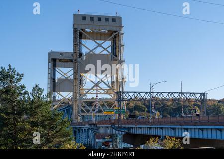 Die berühmte Houghton Luftbrücke - auch bekannt als Portage Canal Lift Bridge - verbindet die Städte Hancock und Houghton Michigan Stockfoto