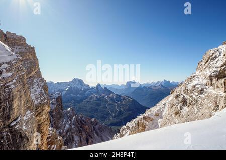 Panoramablick auf die berühmten Gipfel der Dolomiten, Provinz Belluno (Klettersteig Ivano Dibona), Dolomiti Alpen, Italien Stockfoto