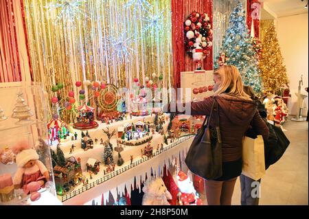 TURIN, ITALIEN - Nov 02, 2021: Ein traditionelles temporäres Geschäft, das weihnachtliche Dekorationen verkauft, Turin, Italien Stockfoto