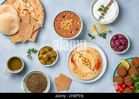 Orientalisches, arabisches traditionelles Frühstück mit Hummus, Foul, Falafel und Zaatar. Draufsicht Stockfoto