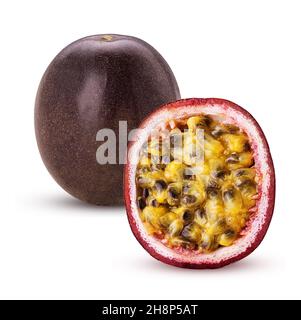Passionsfrucht ein Schnitt in der Mitte isoliert auf weißem Hintergrund. Beschneidungspfad. Volle Schärfentiefe. Stockfoto