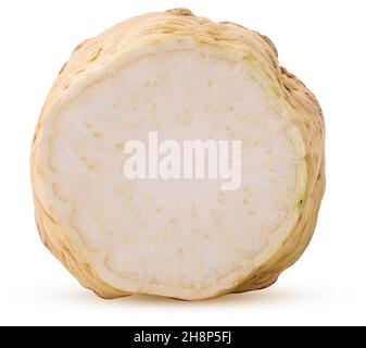 Frische Sellerie-Wurzel halbiert isoliert auf weißem Hintergrund. Beschneidungspfad. Volle Schärfentiefe. Stockfoto