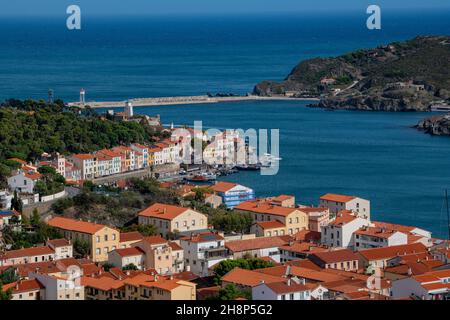 Luftaufnahme von Port Vendres Stadt mit seiner Kirche und Trawler am Dock, Mittelmeer, Roussillon, Pyrenees Orientales, Vermilion Küste, Frankreich Stockfoto