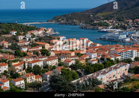 Luftaufnahme von Port Vendres Stadt mit seiner Kirche und Trawler am Dock, Mittelmeer, Roussillon, Pyrenees Orientales, Vermilion Küste, Frankreich Stockfoto