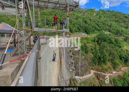 Verzasca, Schweiz - 2021. Juni: Menschen am Bungee-Jumping des Verzasca-Staudamms am Vogorno-See in der Schweiz. Drehort von James Bond-Filmen im Tessin Stockfoto