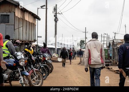 Nairobi, Kenia. 01st Dez 2021. Die Bewohner von kibera kommen während des Welt-Aids-Tages an den belebten Straßen vorbei.heute ist es 33 Jahre her, dass der Welt-Aids-Tag begonnen hat, und 40 Jahre her, dass der erste Fall von HIV begangen wurde, Es ist auch einer der größten Tage, um zu helfen, die Ungleichheit zu beenden, die AIDS und andere Pandemien auf der ganzen Welt antreibt. (Foto von Donwilson Odhiambo/SOPA Images/Sipa USA) Quelle: SIPA USA/Alamy Live News Stockfoto