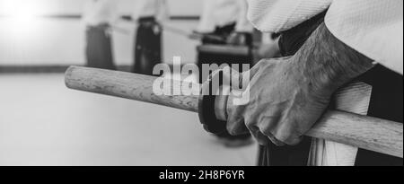 Person, die Aikido in einem Dojo-Hintergrund übt. Stockfoto