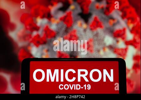In dieser Abbildung zeigt ein Telefonbildschirm einen Text mit dem Text Omicron COVID-19. Stockfoto