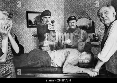 Sean Connery (Mitte mit Gewehr), am Set des Films, 'A Bridge Too Far', United Artists, 1977 Stockfoto