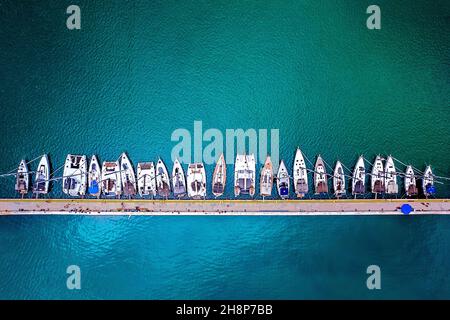 Die Yachten ankerten in 'Kordoni', dem langen Pier im Hafen von Volos, Magnissia, Thessalien, Griechenland. Stockfoto