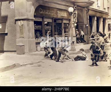 Spencer Tracy mit einer Gruppe von Jungen, am Set des Films, „Boys Town“, MGM, 1938 Stockfoto