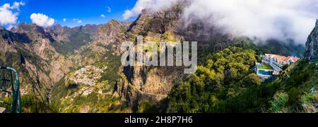 Madeira Reisen und Sehenswürdigkeiten. Curral das Freiras ('Nonnen-Tal') - wunderschönes Dorf im Herzen der Insel, umgeben von höchsten Bergen. Stockfoto