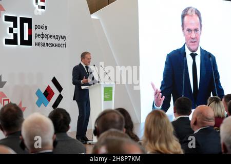 KIEW, UKRAINE - 1. DEZEMBER 2021 - der Präsident der Europäischen Volkspartei, der ehemalige Präsident des Europäischen Rates, Donald Tusk, hält eine Rede auf dem Kiewer Sicherheitsforum 2021 in Kiew, der Hauptstadt der Ukraine. Die diesjährige Veranstaltung ist dem Unabhängigkeitsjubiläum der Ukraine 30th und dem ukrainischen Unabhängigkeitsreferendum 1991 gewidmet. Kredit: Ukrinform/Alamy Live Nachrichten Stockfoto