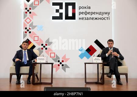 KIEW, UKRAINE - 1. DEZEMBER 2021 - der ehemalige ukrainische Premierminister Wolodymyr Groysman (L) und der Parlamentsabgeordnete Dmytro Razumkov sind während des Kiewer Sicherheitsforums 2021 in Kiew, der Hauptstadt der Ukraine, abgebildet. Die diesjährige Veranstaltung ist dem Unabhängigkeitsjubiläum der Ukraine 30th und dem ukrainischen Unabhängigkeitsreferendum 1991 gewidmet. Kredit: Ukrinform/Alamy Live Nachrichten Stockfoto