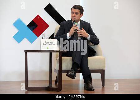 KIEW, UKRAINE - 1. DEZEMBER 2021 - der Abgeordnete Dmytro Razumkov nimmt am Kiewer Sicherheitsforum 2021 in Kiew, der Hauptstadt der Ukraine, Teil. Die diesjährige Veranstaltung ist dem Unabhängigkeitsjubiläum der Ukraine 30th und dem ukrainischen Unabhängigkeitsreferendum 1991 gewidmet. Kredit: Ukrinform/Alamy Live Nachrichten Stockfoto