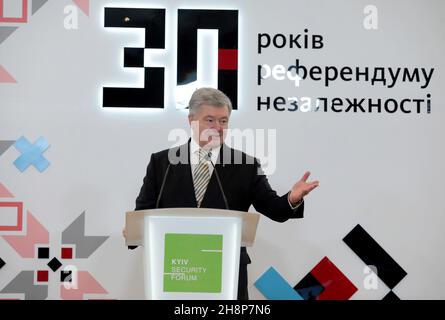 KIEW, UKRAINE - 1. DEZEMBER 2021 - der Vorsitzende der Europäischen Solidaritätspartei, Petro Poroschenko, ist während des Kiew-Sicherheitsforums 2021 in Kiew, der Hauptstadt der Ukraine, abgebildet. Die diesjährige Veranstaltung ist dem Unabhängigkeitsjubiläum der Ukraine 30th und dem ukrainischen Unabhängigkeitsreferendum 1991 gewidmet. Kredit: Ukrinform/Alamy Live Nachrichten Stockfoto