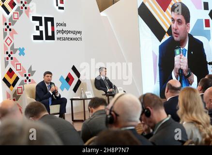 KIEW, UKRAINE - 1. DEZEMBER 2021 - der ehemalige ukrainische Premierminister Wolodymyr Groysman (L) und der Parlamentsabgeordnete Dmytro Razumkov sind während des Kiewer Sicherheitsforums 2021 in Kiew, der Hauptstadt der Ukraine, abgebildet. Die diesjährige Veranstaltung ist dem Unabhängigkeitsjubiläum der Ukraine 30th und dem ukrainischen Unabhängigkeitsreferendum 1991 gewidmet. Kredit: Ukrinform/Alamy Live Nachrichten Stockfoto