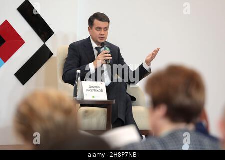 KIEW, UKRAINE - 1. DEZEMBER 2021 - der Abgeordnete Dmytro Razumkov nimmt am Kiewer Sicherheitsforum 2021 in Kiew, der Hauptstadt der Ukraine, Teil. Die diesjährige Veranstaltung ist dem Unabhängigkeitsjubiläum der Ukraine 30th und dem ukrainischen Unabhängigkeitsreferendum 1991 gewidmet. Kredit: Ukrinform/Alamy Live Nachrichten Stockfoto