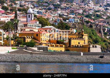 Madeira. Blick auf die Stadt Funchal vom Meer aus auf die Festung Sao Tiago und den Stadtstrand. Portugal Reisen und Sehenswürdigkeiten Stockfoto