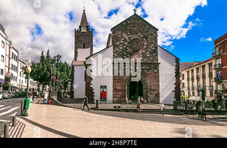 Funchal Hauptstadt Madeira, Portugal - Nov 1, 2021 Straße im historischen Zentrum und Kathedrale unserer Lieben Frau von der Himmelfahrt. Menschen, die weiter gehen Stockfoto