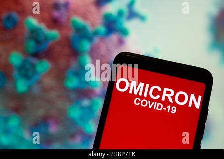 Ukraine. 01st Dez 2021. In dieser Abbildung zeigt ein Telefonbildschirm einen Text mit dem Text Omicron COVID-19. Kredit: SOPA Images Limited/Alamy Live Nachrichten Stockfoto