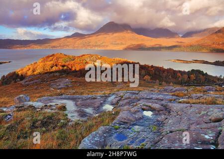 Beinn Alligin dominiert die Skyline mit Upper Loch Torridon, North West Highlands, Schottland, Großbritannien. Stockfoto