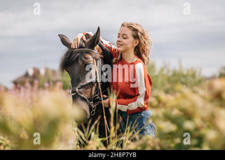 Pferd und junge Frau weg von allem, Lebensstil. Stockfoto