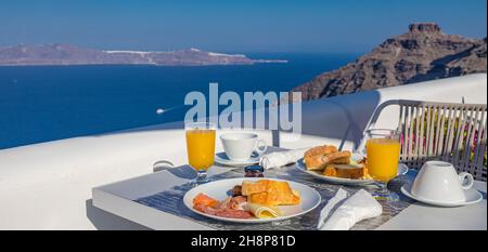 Frühstückstisch romantischer Blick unter dem idyllischen blauen Himmel Meer. Perfekter luxuriöser Frühstückstisch für zwei Personen im Freien. Toller Blick auf die Caldera von Oia Santorini Stockfoto