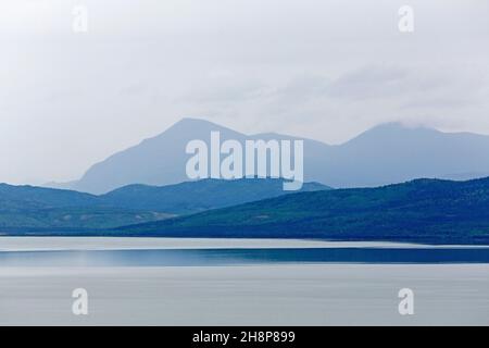 Weit entfernte Berge am Dezadeash Lake im Yukon, Kanada. Stockfoto