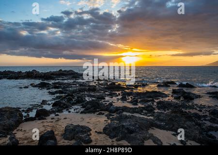 Romantische Meer Sonnenuntergang über einem bunten cloudscape in der Dämmerung am Strand Stockfoto