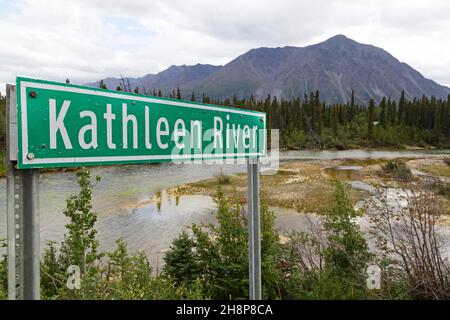 Schild für den Kathleen River im Yukon, Kanada. Die Wasserstraße fließt durch den Kluane National Park und Reserve. Stockfoto