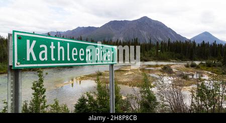 Schild für den Kathleen River im Yukon, Kanada. Die Wasserstraße fließt durch den Kluane National Park und Reserve. Stockfoto