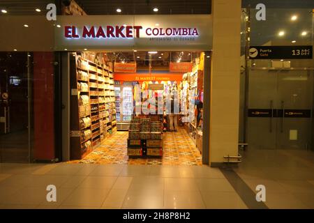 El Market Shop im Bogota Columbia Airport Colombia Colombia Lebensmittelverkauf Geschäfte Vordereingang offenes Licht außerhalb der Box Lebensmittelverkauf Stockfoto