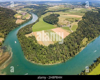 Luftdrohnenaufnahme der Sinuosität oder Schleife des Rheins bei Toesegg im Kanton Zürich, Schweiz Stockfoto