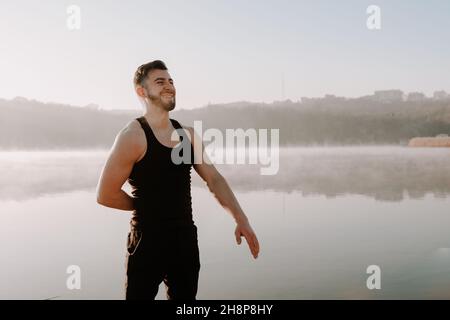 Glücklicher Mann, der am Morgen gesunde Übungen macht Stockfoto