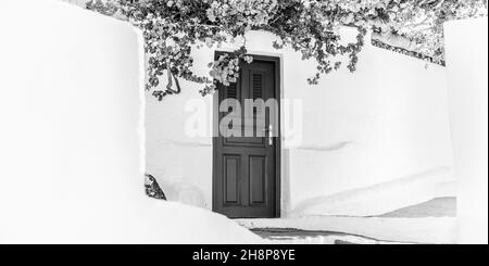 Künstlerischer Panoramablick auf die Straße in Santorini Oia, dunkle Türen, weiße Wände, abstrakter Reisehintergrund Stockfoto