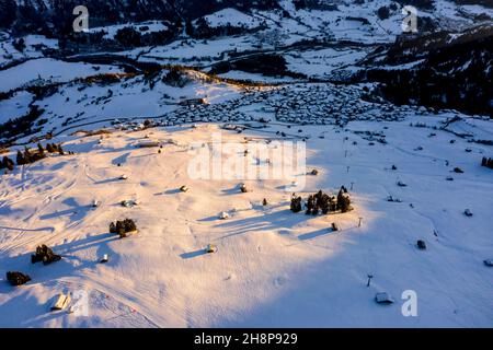 Luftaufnahme von townwith schneebedeckten Dächern. Dorf in der Schweiz im Winter mit viel Schnee. Laax Stockfoto