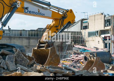 Nahaufnahme des Hydraulikarms, der Schutt auf der Abbruchstelle freigibt Stockfoto