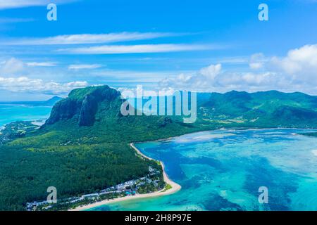 Luftaufnahme von Mauritius Insel Panorama und berühmten Le Morne Brabant Berg, schöne blaue Lagune und Unterwasserwasserfall Stockfoto