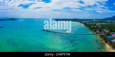 Luftaufnahme Drohne Aufnahme eines langen Schwanzbootes am rawai Strand, phuket Thailand. Stockfoto