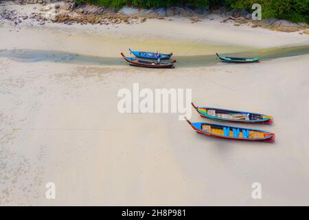 Luftbild oder Draufsicht über Langschwänzchen schwimmt auf dem smaragdgrünen Meer. Ruhiger andamansee in Phuket, Thailand. Kata Strand Stockfoto
