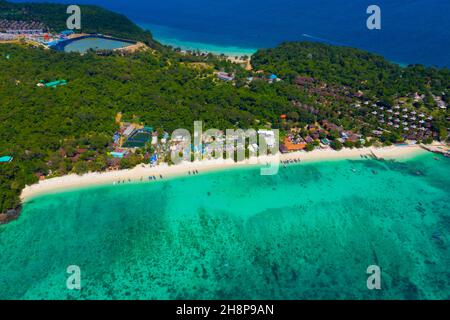 Blick von oben, atemberaubender Luftblick auf einen schönen tropischen Strand mit weißem Sand und türkisfarbenem klarem Wasser, Langschwänzboot und Menschen zum Sonnenbaden, Lo Stockfoto