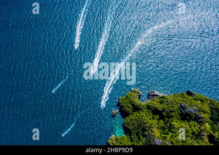 Blaues klares Wasser mit Booten. Grüne tropische Insel Phi Phi, Palmen wachsen. Aufnahmen von einer Drohne aus der Luft. Schöne Seescape. Türkisfarbe o Stockfoto