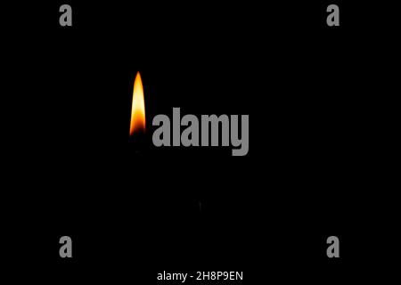 Nahaufnahme einer Kerzenflamme auf schwarzem Hintergrund Stockfoto