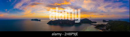 Wundervolle Aussicht auf den Strand von Nui von der Drohne aus. Ko Phi Phi Don, Thailand. Andamanensee Stockfoto