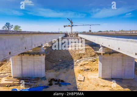 Bau einer neuen Autobahn. Luftaufnahme. Viadukt in Bearbeitung Stockfoto