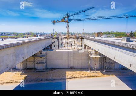 Bau einer neuen Autobahn. Luftaufnahme. Viadukt in Bearbeitung Stockfoto