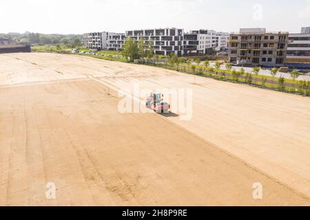 Luftaufnahme von Maschinen und Minenanlagen in Straßennähe auf sandiger Oberfläche. Warschau Wilanow Stockfoto